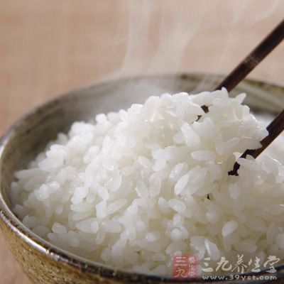 每次蒸完米饭捏一小团在脸上轻柔