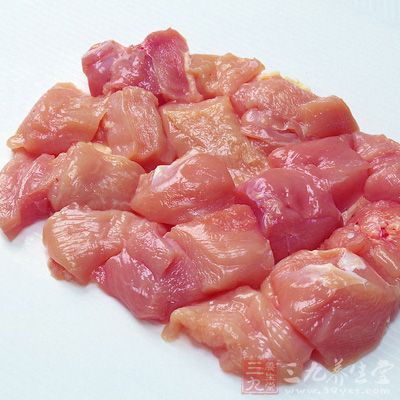 鸡肉甘酸温补，两者功用相佐，且蒜气熏臭，从调味角度讲，也与鸡不