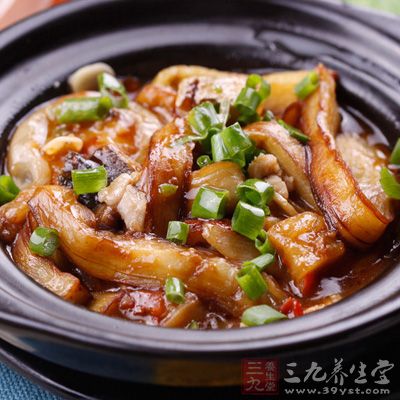 锅内热两大饭碗的油，将茄条放入炸