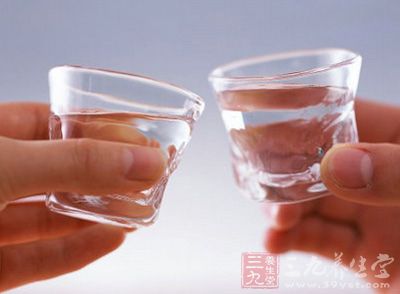 酒精是肝脏的死对头，长期大量饮酒