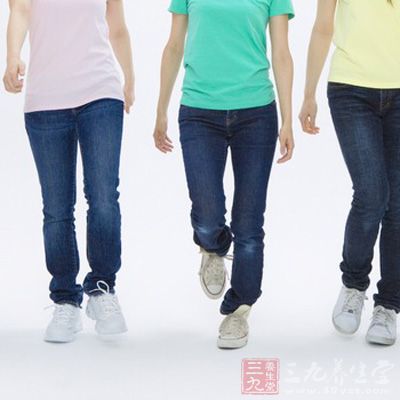 健康人迈步时,首先是脚后跟接触地面,如果有人走路时是脚掌先拍打地面
