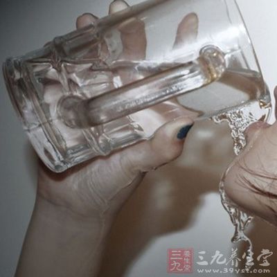 多喝水，當(dāng)人體飲水量不足時，小腸的蠕動能力就會降低