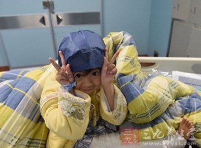 6岁瓷娃娃患积木病一摔就骨折已骨折20余次城市服装店脆骨主题图片
