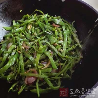 倒入扁豆，翻炒扁豆熟后，淋入香油出锅