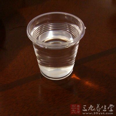 酒精進(jìn)入人體后，會(huì)抑制抗利尿激素的產(chǎn)生