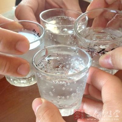 大量飲酒后，胃粘膜上皮細(xì)胞受損