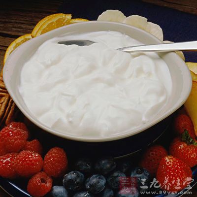酸奶尽量低脂或者脱脂，避免养分过多产生脂肪粒