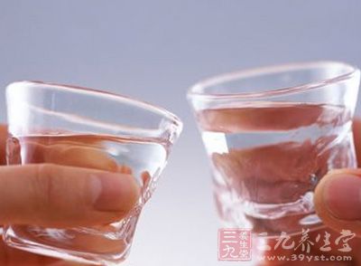 適當(dāng)飲酒，如每天飲酒兩至三杯的人死亡率低