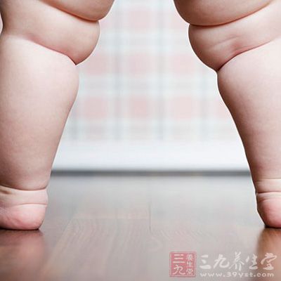 在婴幼儿时期，主要表现为皮肤粗糙干燥、缺少光泽、容易脱屑以及生长发育迟缓等