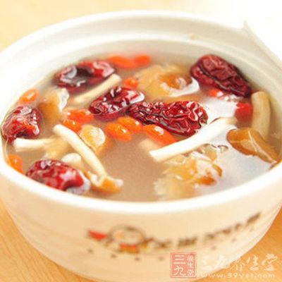 茶樹(shù)菇豬心湯的材料：豬心1個(gè)，干茶樹(shù)菇80克，小番茄6粒，油菜100克，蔥花、姜片各少許