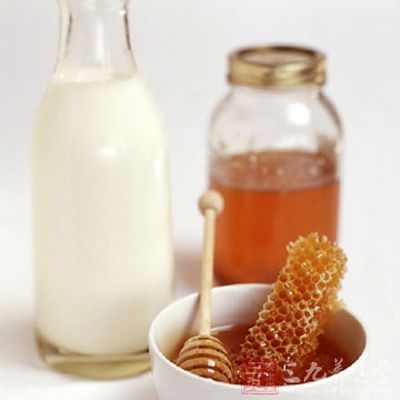 如果皮肤偏干可以将纯净水替换成纯鲜奶或者加蜂蜜调和