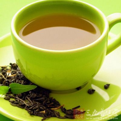 绿茶中含有大量抗氧化剂，它可以保护你的大脑，并让你远离心血管疾病的困扰