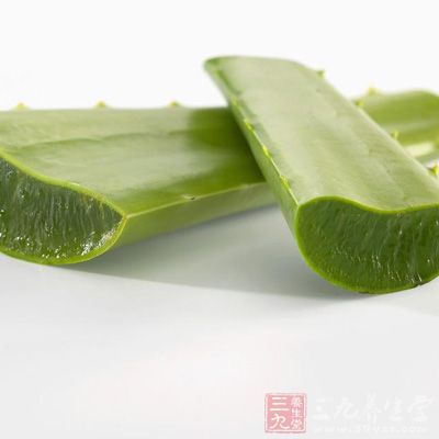 準(zhǔn)備三指寬二指長的面帶斑點的蘆薈葉去刺洗干凈