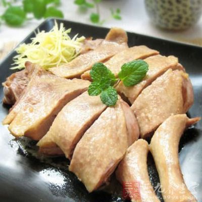 盐水鸭腿材料：鸭腿、花椒、海盐、姜片、八角、料酒