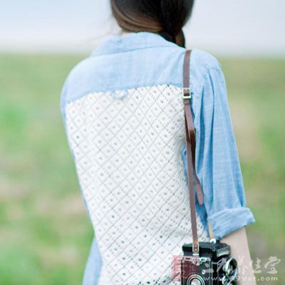 备好当归20克、生姜30克、羊肉500克、黄酒和调料适量。将羊肉洗净切块,加入当归、生姜、八角和桂皮少许 备好当归20克、生姜30克、羊肉500克、黄酒和调料适量。将羊肉洗净切块,加入当归、生姜、八角和桂皮少许