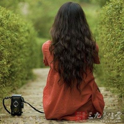 营养学家指出，妇女应每日摄入18毫克的铁，但是大多数妇女没有达到这个要求，因而怕冷。甲状腺素有”生热”的作用，能使人体基础代谢增高