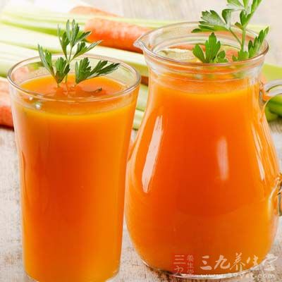 在榨汁过程中,高速旋转的刀片会把大部分果蔬细胞破坏,其中的维生素C和氧化酶相遇,造成维生素C的损失 在榨汁过程中,高速旋转的刀片会把大部分果蔬细胞破坏,其中的维生素C和氧化酶相遇,造成维生素C的损失