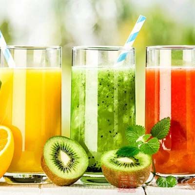 我们总会听到关于市面上的鲜榨果汁不营养、不健康的新闻,甚至有一些果汁企业收购廉价腐烂的水果做果汁 我们总会听到关于市面上的鲜榨果汁不营养、不健康的新闻,甚至有一些果汁企业收购廉价腐烂的水果做果汁