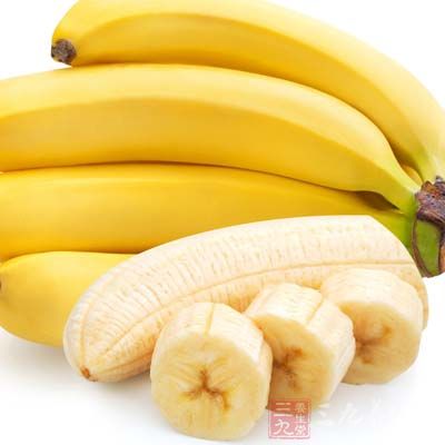 大部分水果含水量较高,只能提供较少的能量,但有些水果,如香蕉含较多能量,不亚于土豆;榴莲的能量也不少,因其脂肪含量较高 大部分水果含水量较高,只能提供较少的能量,但有些水果,如香蕉含较多能量,不亚于土豆;榴莲的能量也不少,因其脂肪含量较高