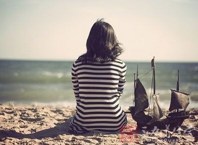 你还可以趴在床上，两腿缩在胸前，胸部贴着大腿根，双手伸直夹在耳朵旁边，手肘以上到手掌贴在床上