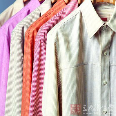 用热水洗衣服，并把满是细菌的衣服(袜子、床单、内衣)和浴巾、干毛巾分开洗