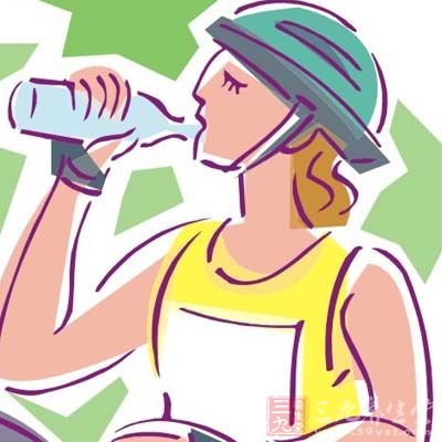 在人们常喝的饮料中，一杯大都含有6至7匙糖，营养学中称之为“虚卡路里”，即一些毫无营养的热量，它们在进入胃后与胃酸、酶及内容物产生生化反应