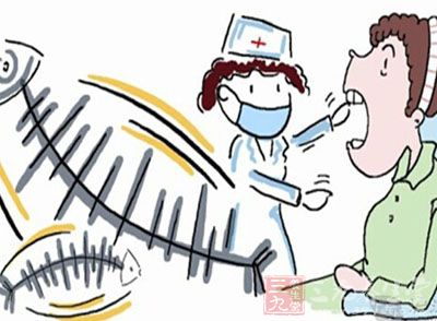 聚餐时，傅先生和朋友说说笑笑，不慎被鱼刺卡住了，但傅先生的朋友建议她赶紧吞饭、咽馒头，傅先生使劲咽馒头