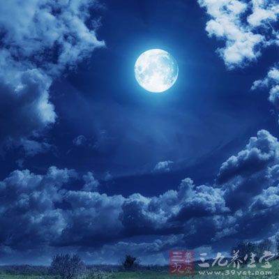 晚上11点至早上6点是睡眠佳养生时间 理想的睡眠模式应该是晚上10点半左右就开始洗漱，然后躺在床上，在11点左右进入梦乡，第二天早上6点左右醒来