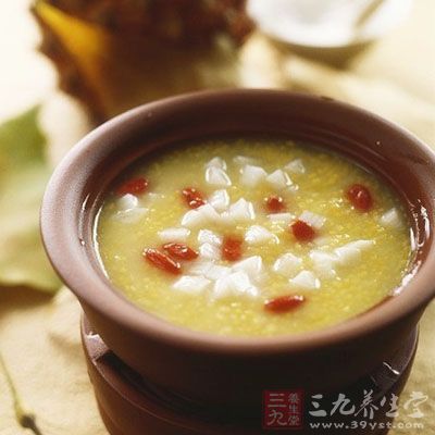 因为我国现代医学研究发现,小米粥含有催眠的特殊成分,因此尽量多吃小米粥便可有效的缓解失眠症状 因为我国现代医学研究发现,小米粥含有催眠的特殊成分,因此尽量多吃小米粥便可有效的缓解失眠症状