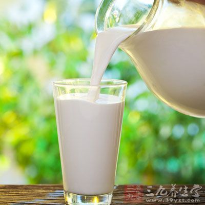 面对失眠吃什么好的问题，我们可不要忽视了牛奶