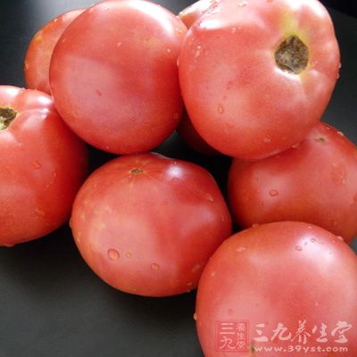 西红柿的酸味能促进胃液分泌，帮助消化蛋白质等
