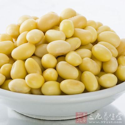 黄豆中含有植物性荷尔蒙，有利于女性，同时，黄豆也是男性增加荷尔蒙的绝佳食品