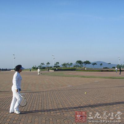 还击的球触及对方场区界线以外的地面、固定物或其他物件