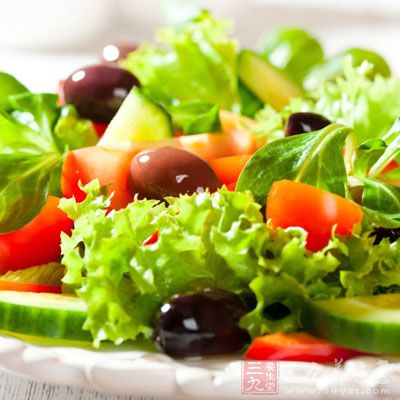 多吃些易消化的食物，少吃生菜色拉等凉性食物