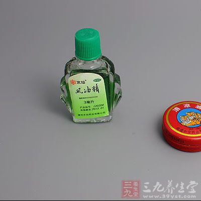 除陳漆漬時，要多涂些清涼油，漆皮自行起皺后即可剝下漆皮