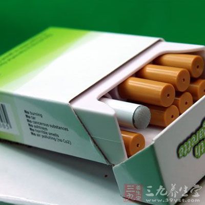 不要小看吸烟,长期大量吸烟者与不吸烟者相比,更容易引起阳痿。长期嗜酒可使性功能减退,性欲下降 不要小看吸烟,长期大量吸烟者与不吸烟者相比,更容易引起阳痿。长期嗜酒可使性功能减退,性欲下降