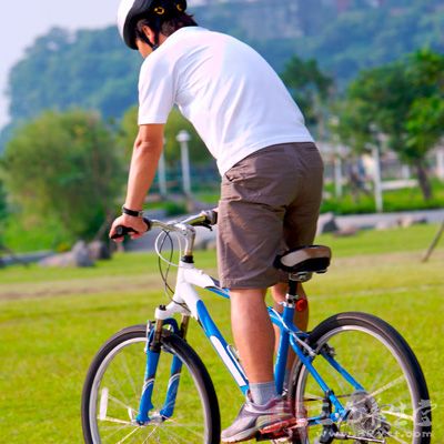 骑自行车有利于腿部运动，而且简单易学