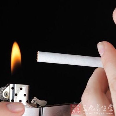 常吸二手煙小心慢性咽炎