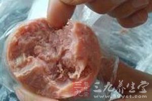 火腿含盐量高，属高钠食品，高血压患者和老年人不宜食用