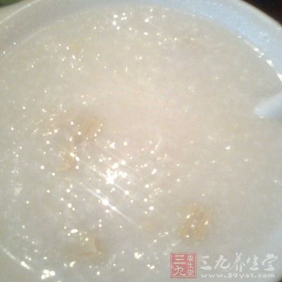 把煮粥所需的食材准备好