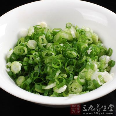 用盐、鸡精调味后淋上少许色拉油，水沸后倒入之前的豌豆苗碗里，洒上葱花即可