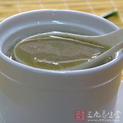 待過(guò)濾出細(xì)膩的豆沙后，將煮有蓮子高壓鍋打開(kāi)