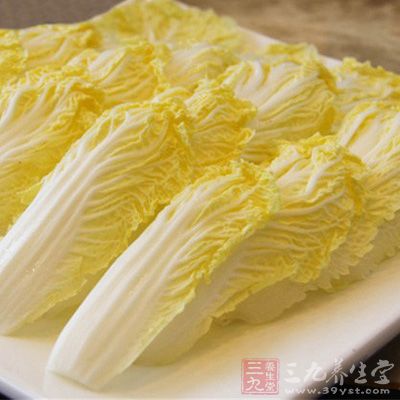 娃娃菜洗净后从中间剖开