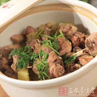 待鸭肉冷后切成薄片，即可食用