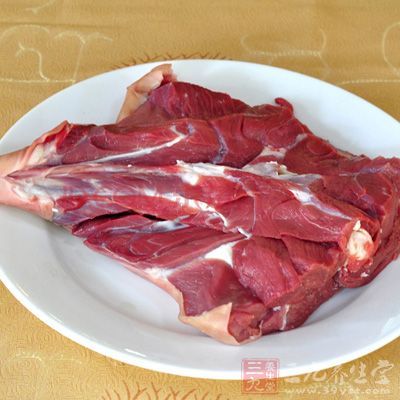 新鲜的羊肉(后腿) 200克