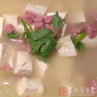 午餐肉豆腐汤食材都煮熟之后，就可以吃了