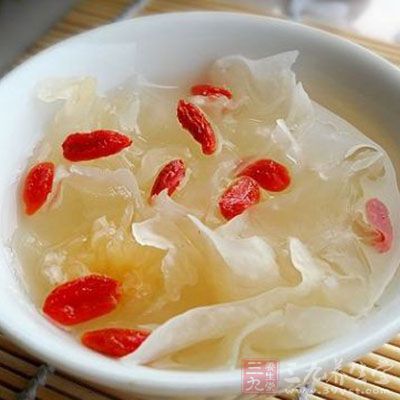 上班前用凉水把银耳泡上，用凉水泡的银耳，炖起来容易出胶。下班回来后把泡好的银耳放到电砂锅里炖，炖到6分烂的时候