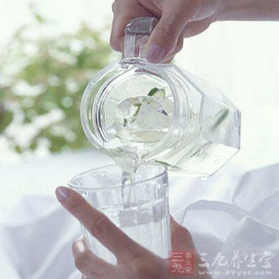 多喝水防脱水