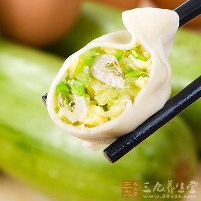 鸡蛋加少许盐和料酒搅匀