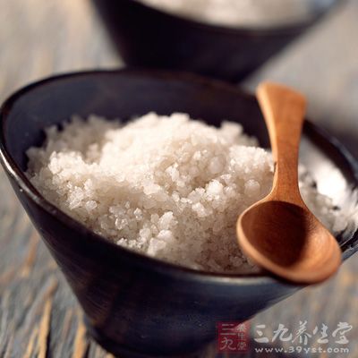 盐敷的盐要选用粗盐，而不是平时的食用盐
